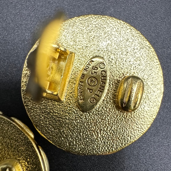 LOT 940 24K gold plated black enamel Chanel vintage clip on earrings - Picture 4 of 7